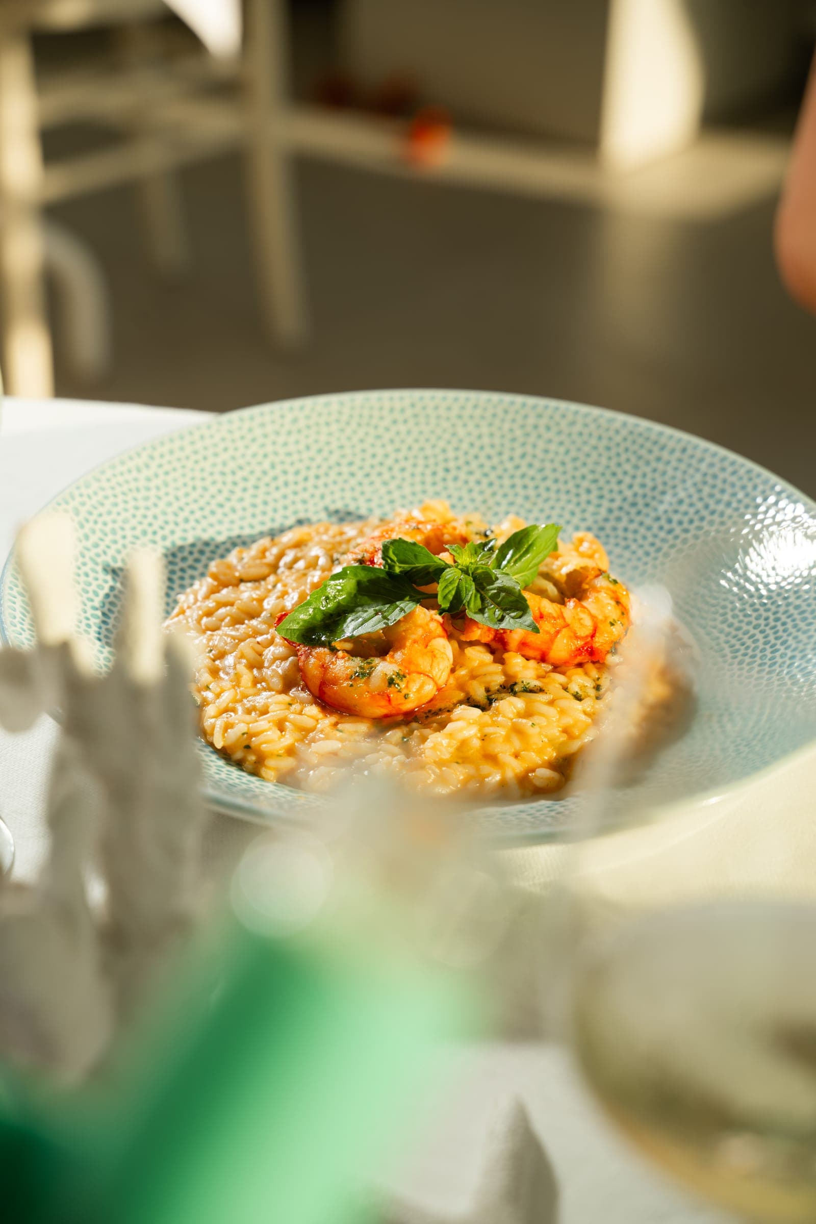 Un risotto ai frutti di mare servito a tavola, di giorno