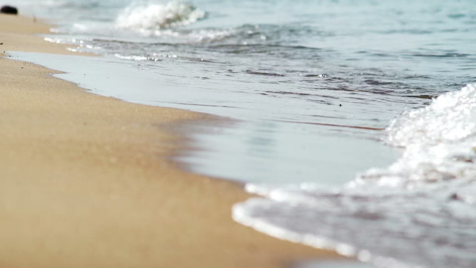 Le onde del mare sulla battigia di Ostia Lido