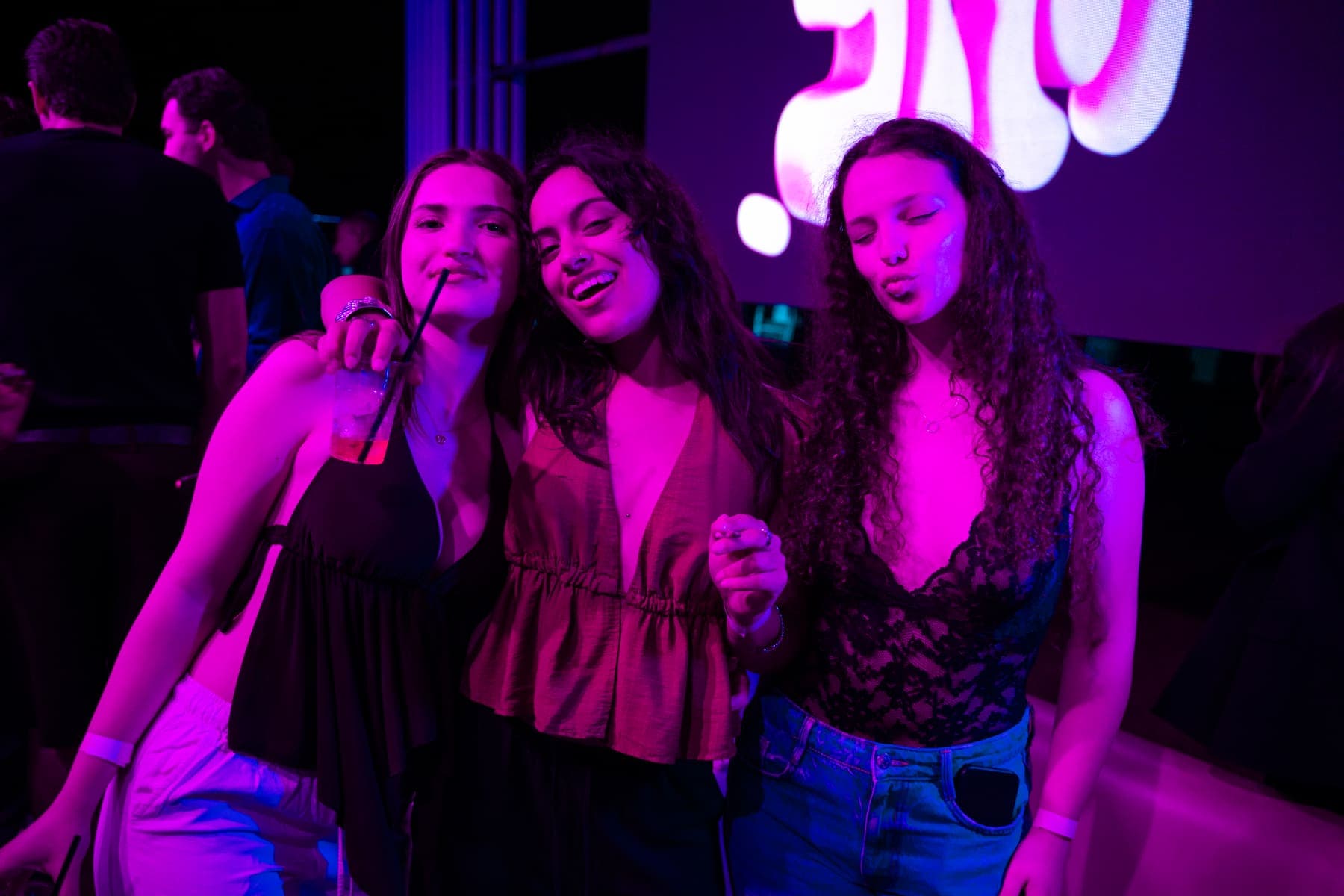 Gruppo di amici a una festa serale da IF Caffè del Mare