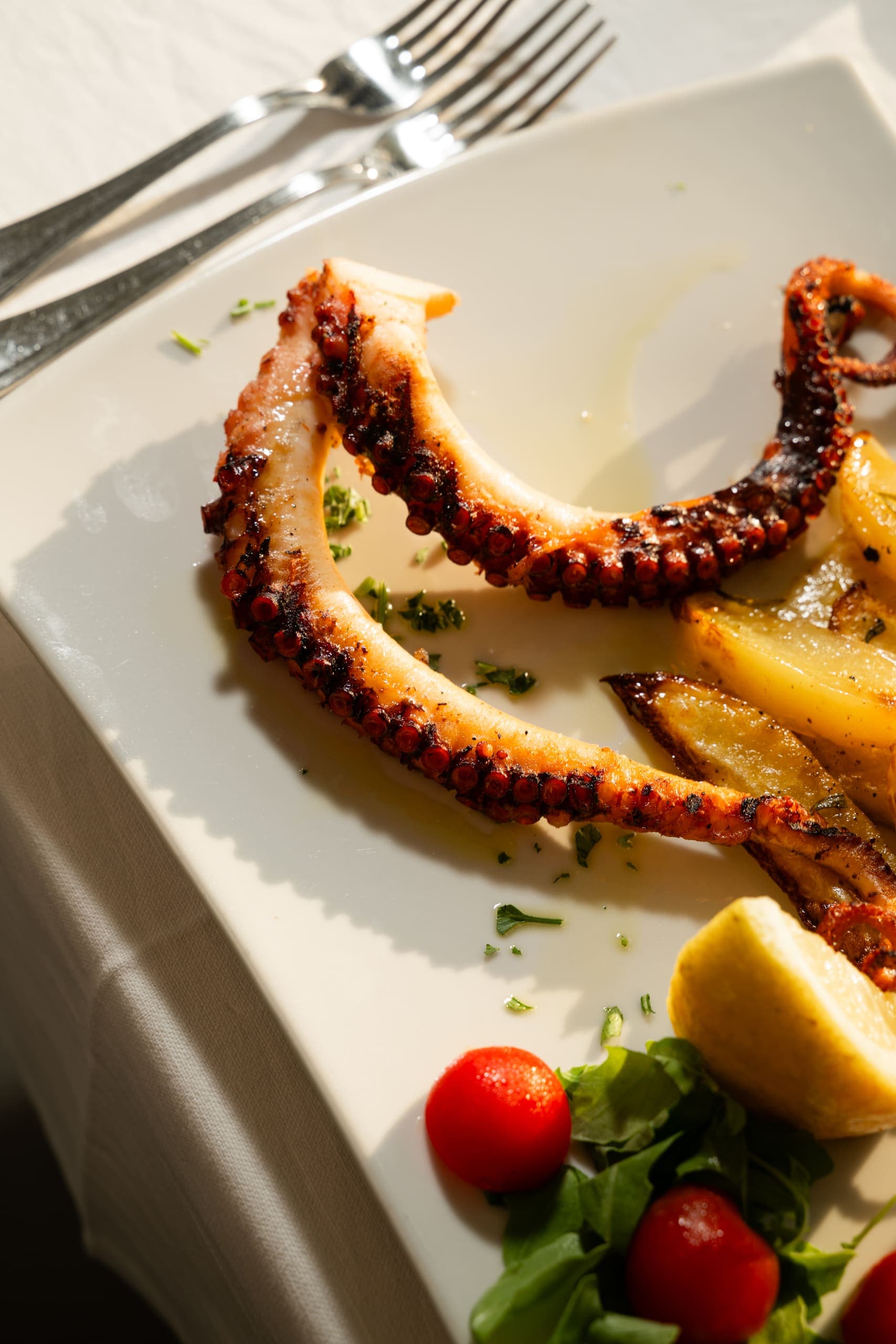Polpo alla griglia servito al ristorante di pesce